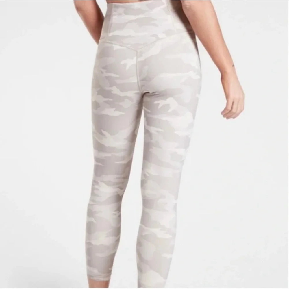 ATHLETA Gray Cream Camo Elation 7/8 Tight Gym Workout
Leggings Size XS - Picture 2 of 4